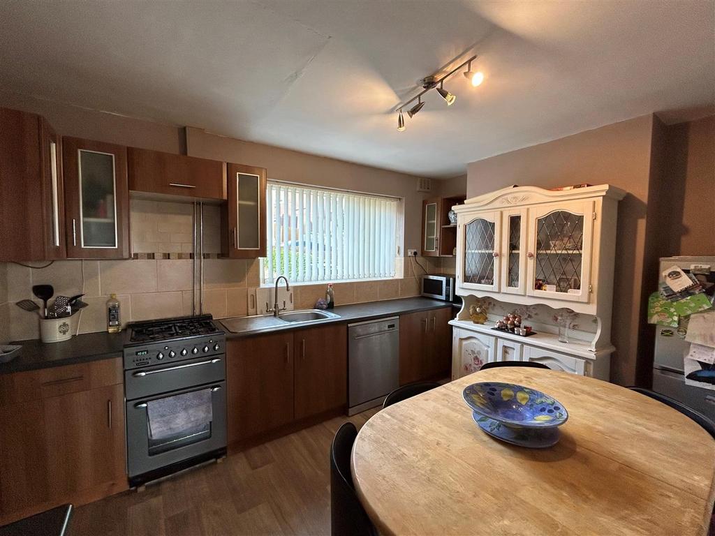 Beecher Road East, Halesowen 2 bed semidetached house £180,000