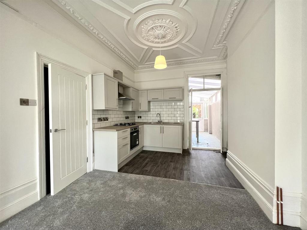 Derby Road, Portsmouth 2 bed flat £1,100 pcm (£254 pw)
