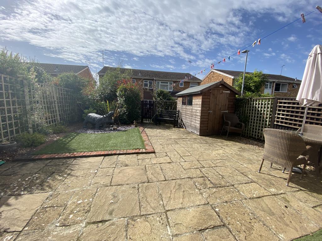 Holyrood Close, Caversham Park... 3 bed detached house £1,750 pcm (£
