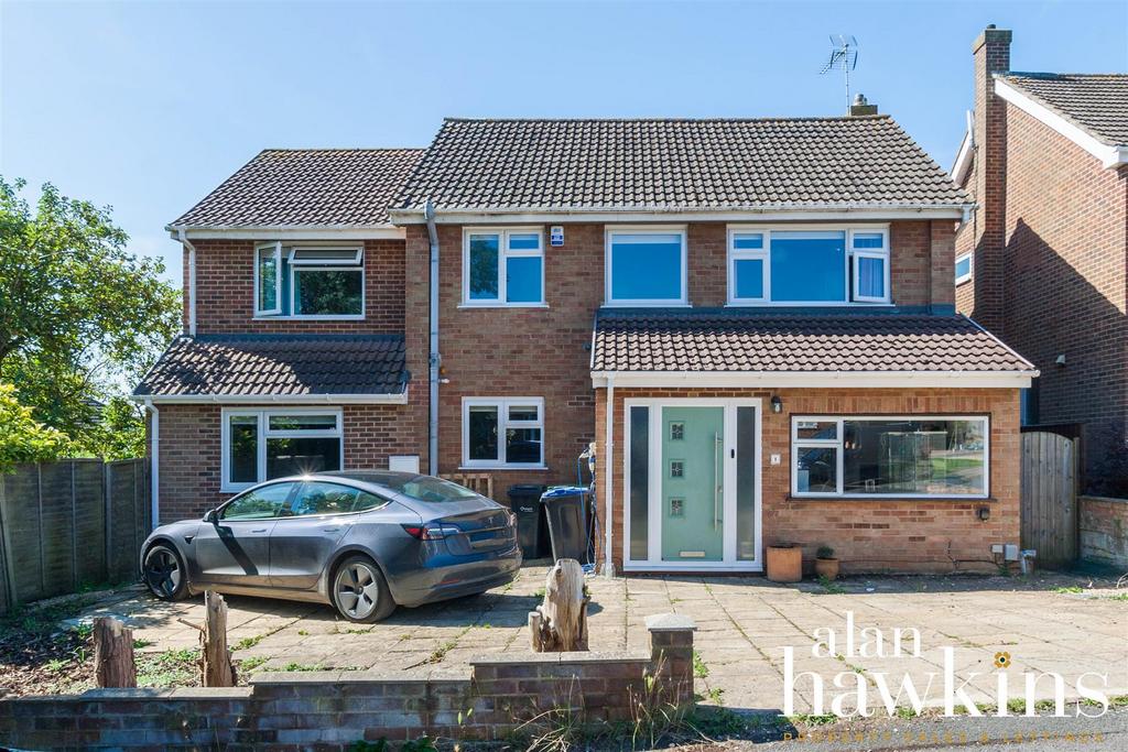 Eastwood Avenue, Royal Wootton Bassett SN4 8 4 bed detached house for
