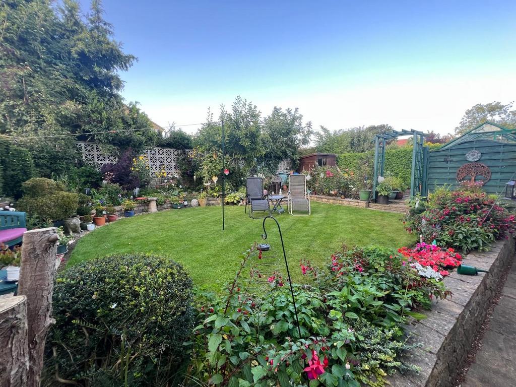 Newbold Back Lane, Brockwell, Chesterfield, S40 4HH 3 bed detached