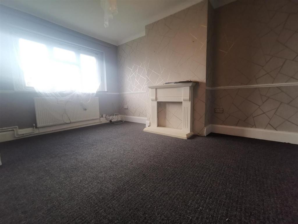 Stephenson Avenue, Walsall 2 bed end of terrace house £950 pcm (£219 pw)