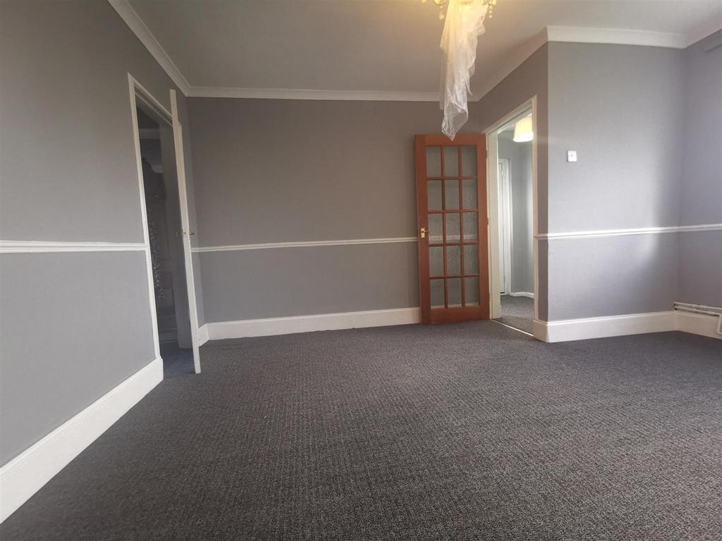 Stephenson Avenue, Walsall 2 bed end of terrace house £950 pcm (£219 pw)