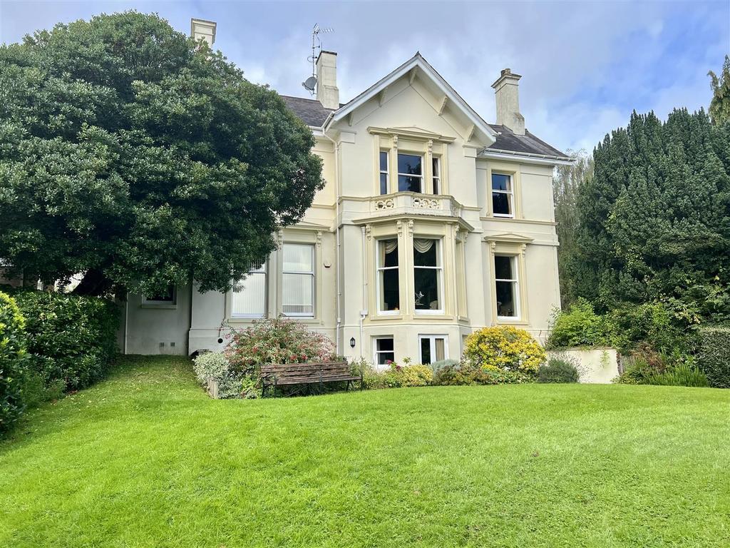 Graham Road, Malvern 2 bed apartment £950 pcm (£219 pw)