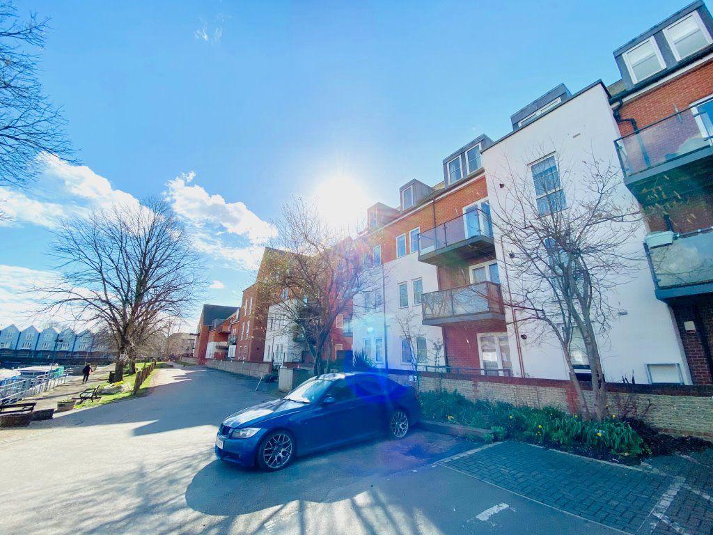 John Rennie Road 1 bed flat £1,050 pcm (£242 pw)