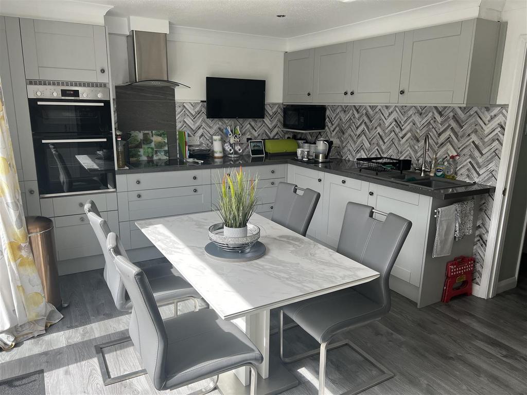 Rawson Villas, Jubilee Avenue, Rustington, BN16 3NE 3 bed house for