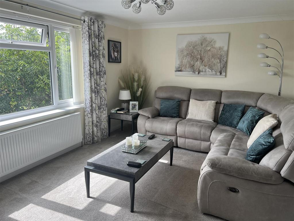 Rawson Villas, Jubilee Avenue, Rustington, BN16 3NE 3 bed house for