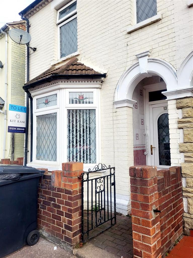 Millbrook Road, Bedford 3 bed semidetached house £1,300 pcm (£300 pw)