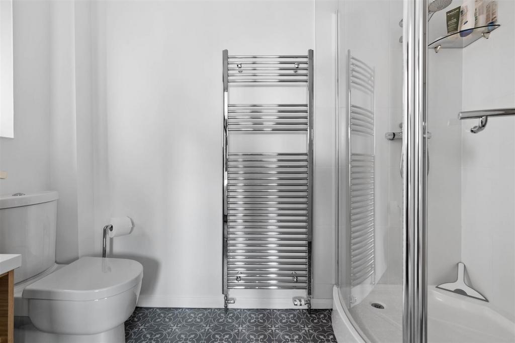 21 Himbleton Road - en-suite.jpg