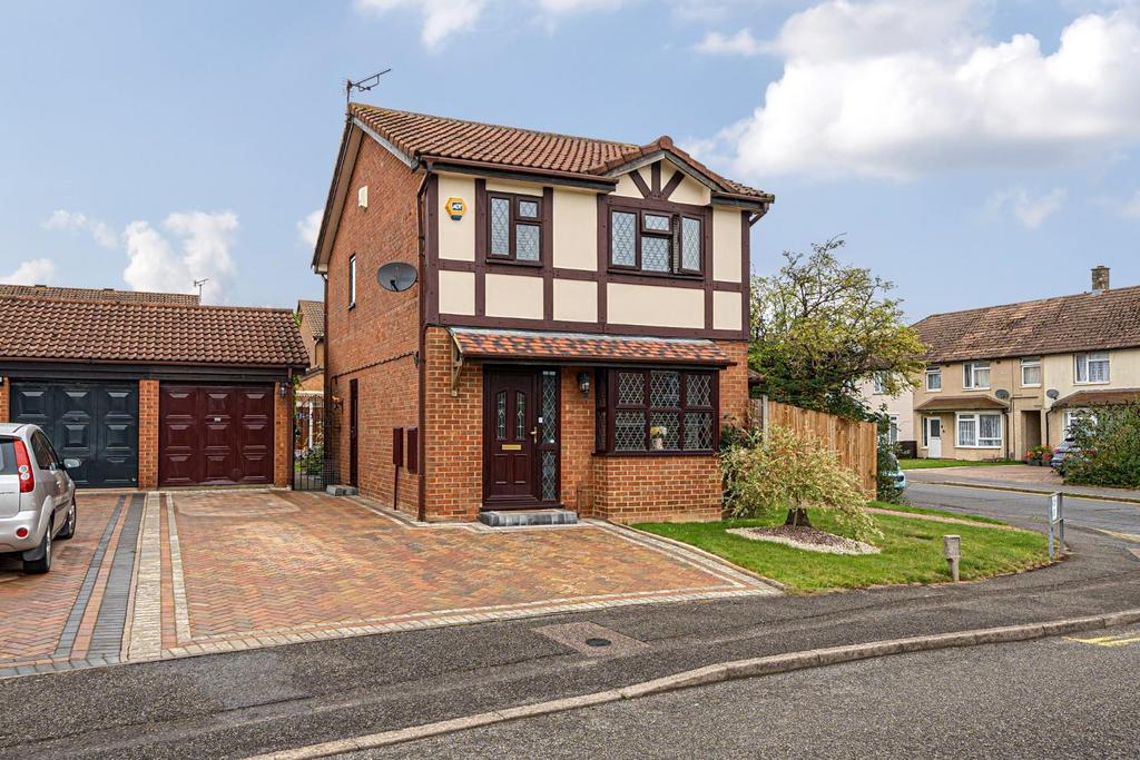 Grantley Close, Ashford 3 bed detached house for sale £400,000