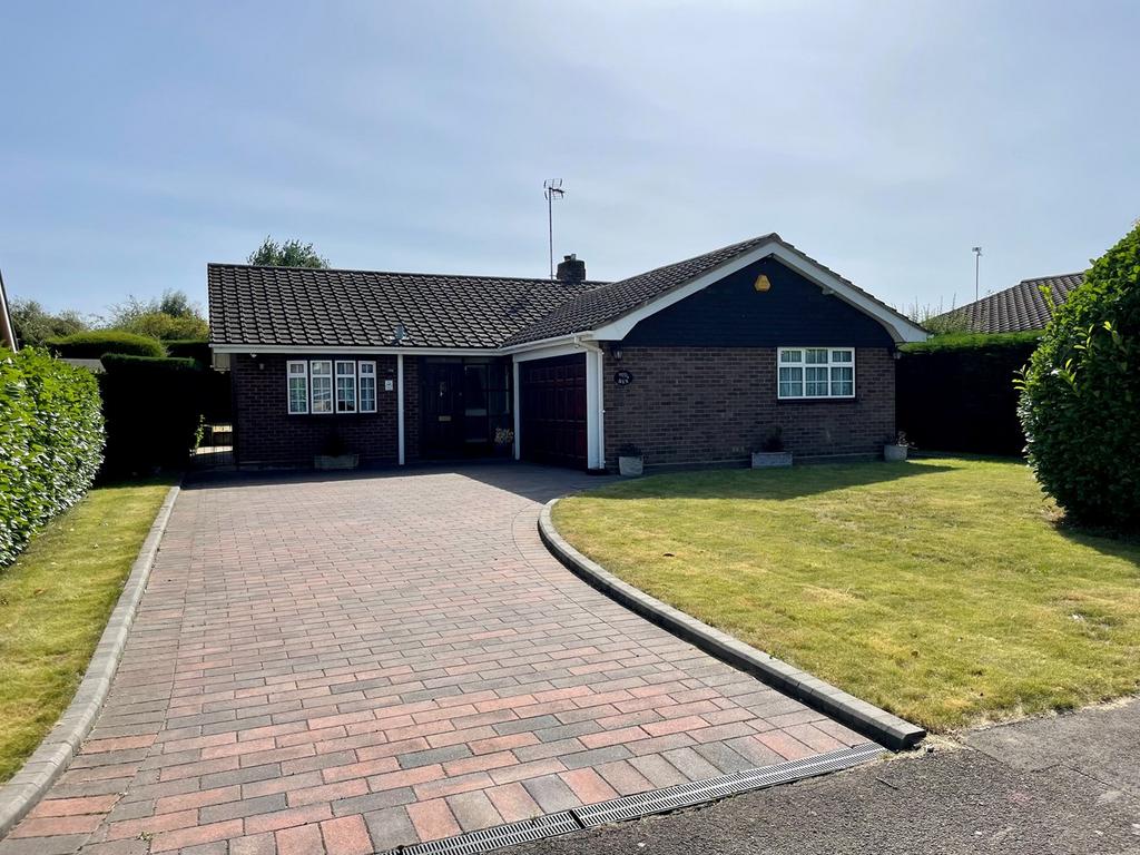 Long Meadow, Hutton, Brentwood, CM13 3 bed detached bungalow for sale