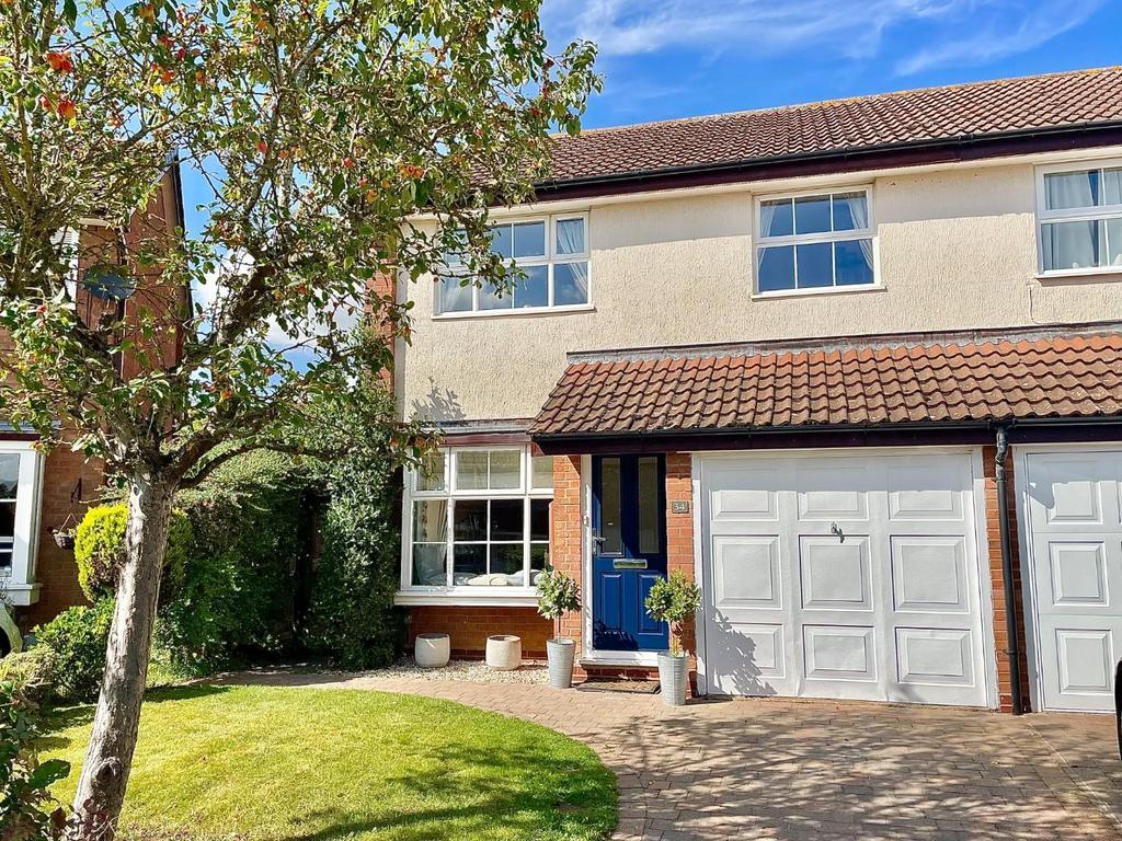 Shelleycotes, Brixworth, Northamptonshire NN6 3 bed semidetached house