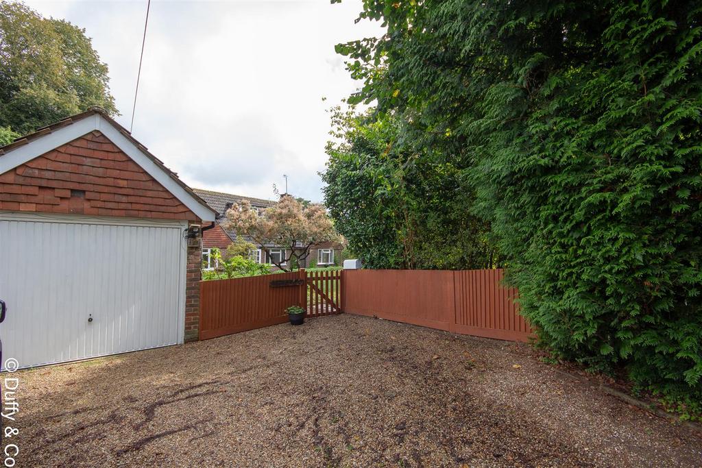 Lucastes Avenue, Haywards Heath 4 bed detached bungalow to rent £