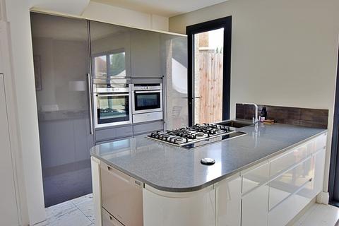 4 bedroom end of terrace house for sale - Oak Hill Crescent, Woodford Green, Essex. IG8 9PR