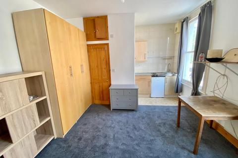 Studio to rent, Islington, N7