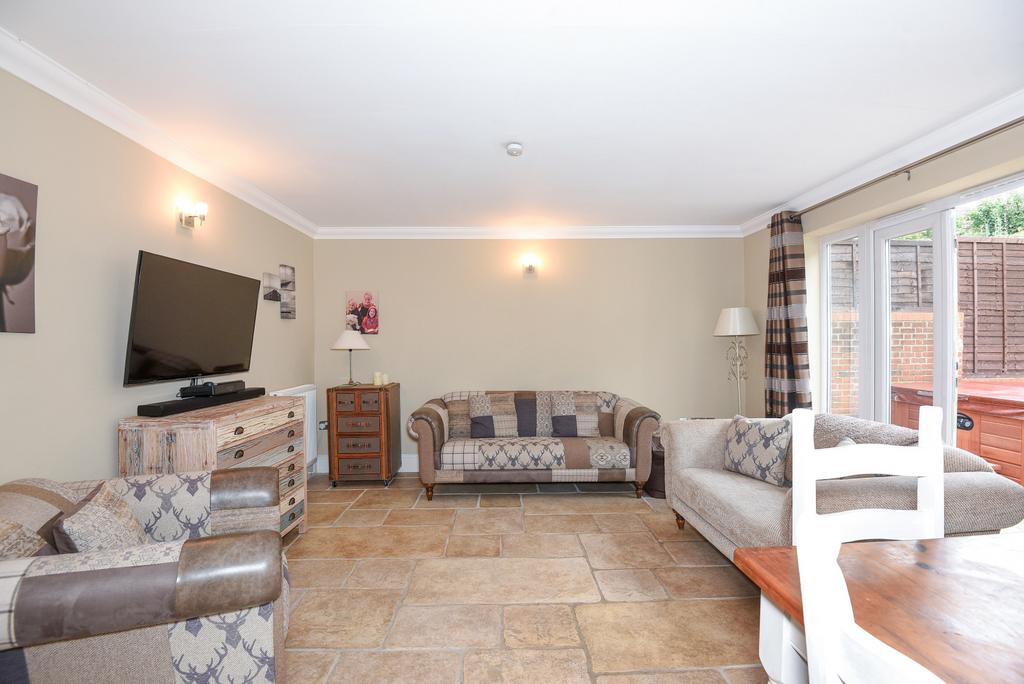 Lower Road, Denham, Buckinghamshire, UB9 5 bed detached house £825,000