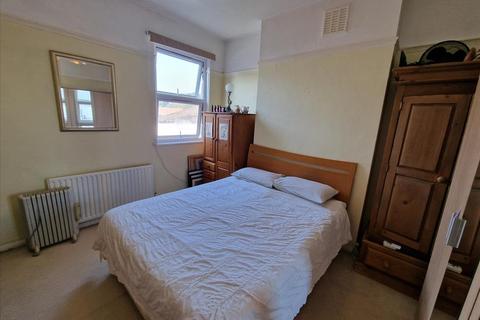 70b Barmeston Road, London, SE6 3BH