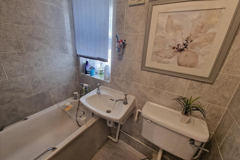 70b Barmeston Road, London, SE6 3BH