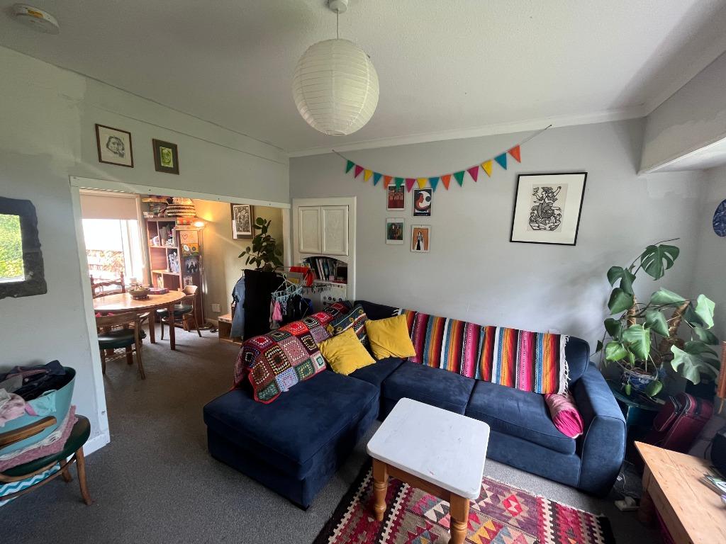 Robslee Crescent, Giffnock, Glasgow, G46 2 bed semidetached house £1,095 pcm (£253 pw)