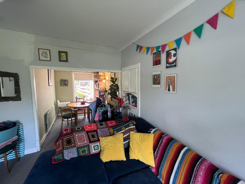 Robslee Crescent, Giffnock, Glasgow, G46 2 bed semidetached house £