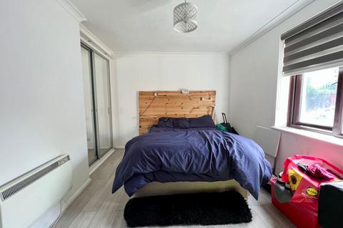 16 Stirling Close, London, SW16 5HH
