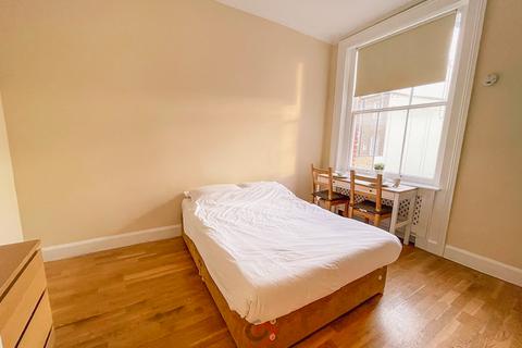 Studio to rent, Kensington Gardens Square, Bayswater, London  W2