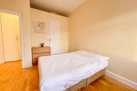 Studio to rent, Kensington Gardens Square, Bayswater, London  W2