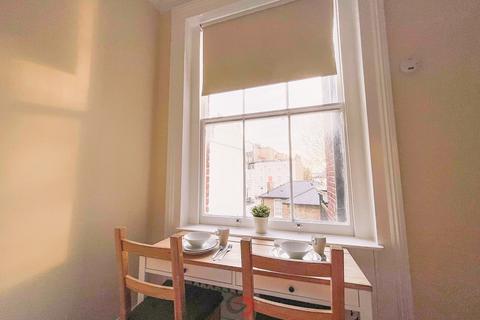 Studio to rent, Kensington Gardens Square, Bayswater, London  W2