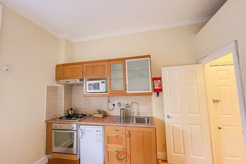 Studio to rent, Kensington Gardens Square, Bayswater, London  W2