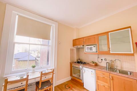 Studio to rent, Kensington Gardens Square, Bayswater, London  W2