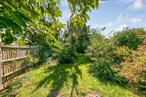 61 Buckingham Road, Richmond, TW10 7EH