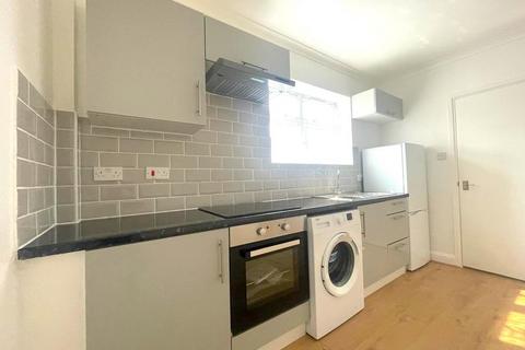 1 bedroom flat to rent, Featherby Road, ME8 6BB