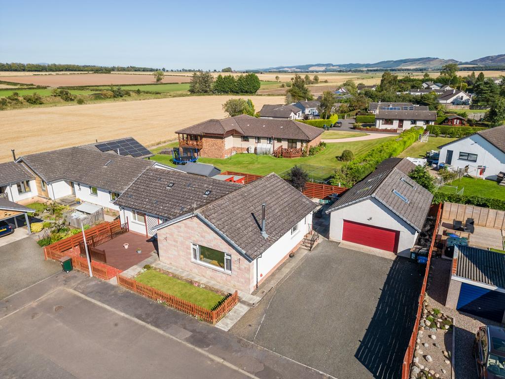 7 Fraser Avenue, Wolfhill, Perthshire, PH2 6DG 4 bed bungalow for sale £335,000