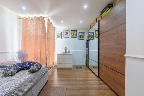 2 bedroom flat to rent, Barrier Point Road, London, E16