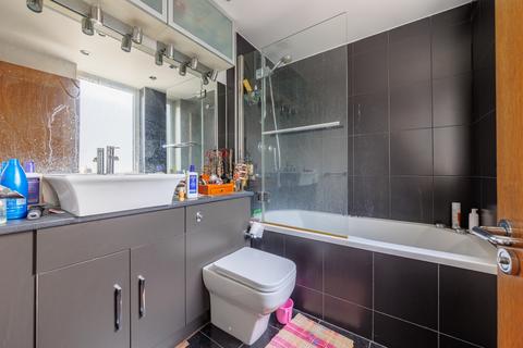 2 bedroom flat to rent, Barrier Point Road, London, E16