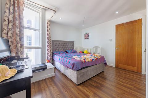 2 bedroom flat to rent, Barrier Point Road, London, E16