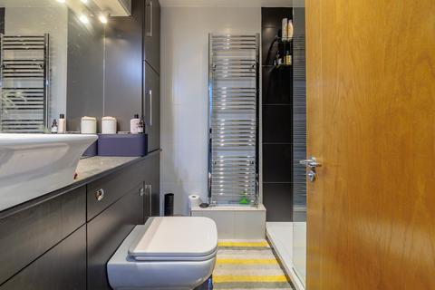 2 bedroom flat to rent, Barrier Point Road, London, E16