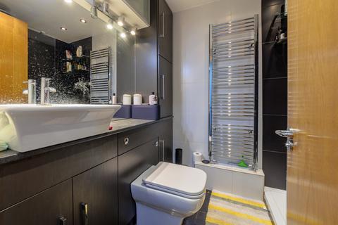 2 bedroom flat to rent, Barrier Point Road, London, E16