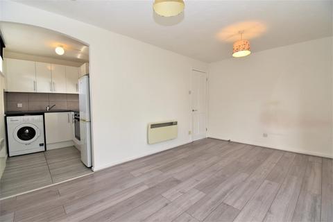 Studio to rent, Knowles Close, Yiewsley, West Drayton, Middlesex, UB7