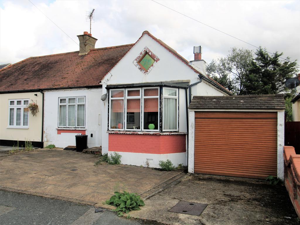 Curtis Road, Hornchurch RM11 2 bed semidetached bungalow for sale £