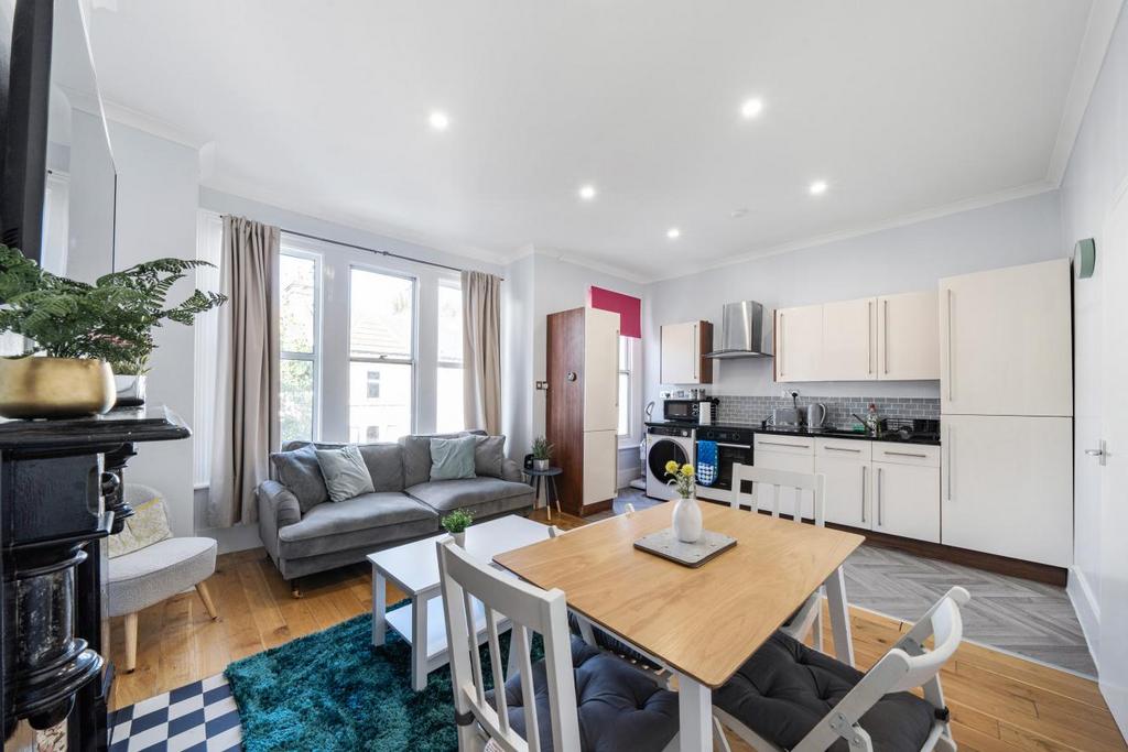 Edgeley Road, Clapham 2 bed flat for sale £550,000