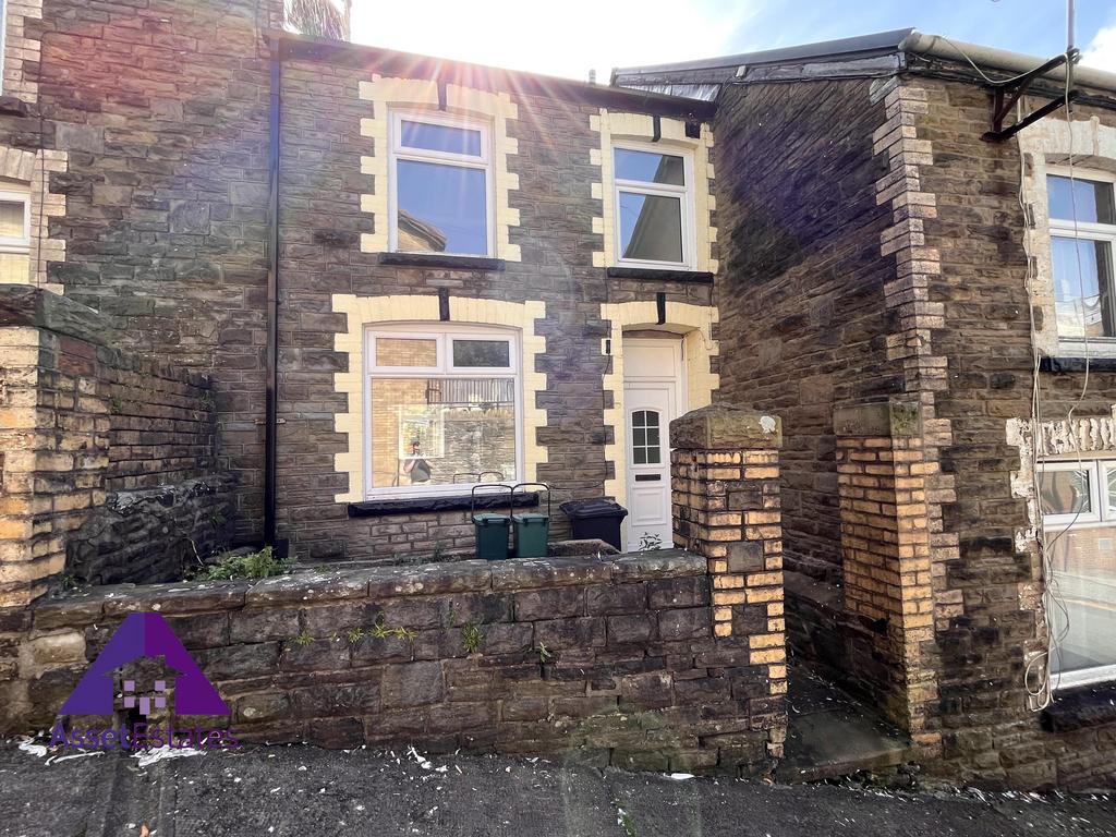 High Street, Abertillery 2 bed terraced house £600 pcm (£138 pw)