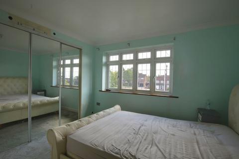 8 Priory Path, Romford, RM3 9AR
