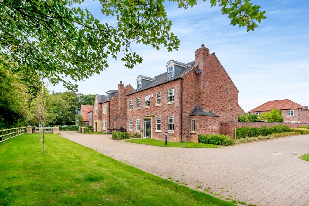 Wetherby, Woodland Close, LS22 6 bed detached house for sale £1,100,000