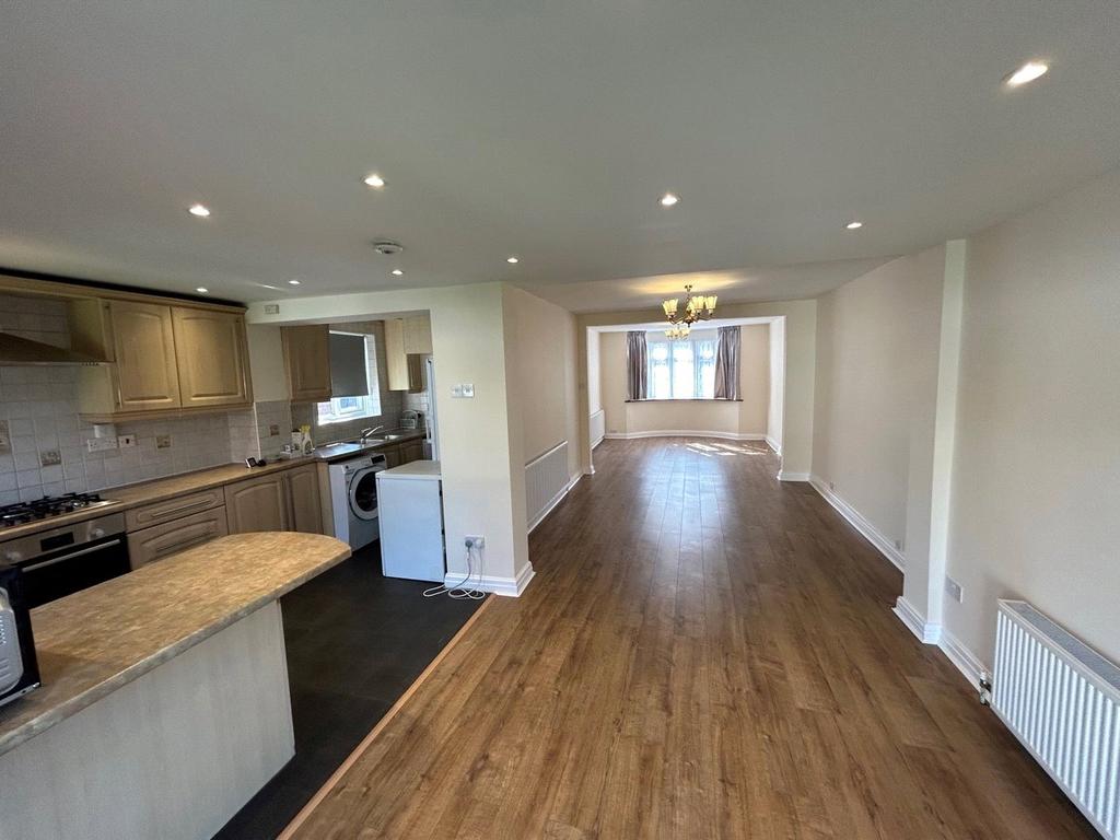 Methuen Road, Edgware, HA8 3 bed semidetached house £2,500 pcm (£577 pw)