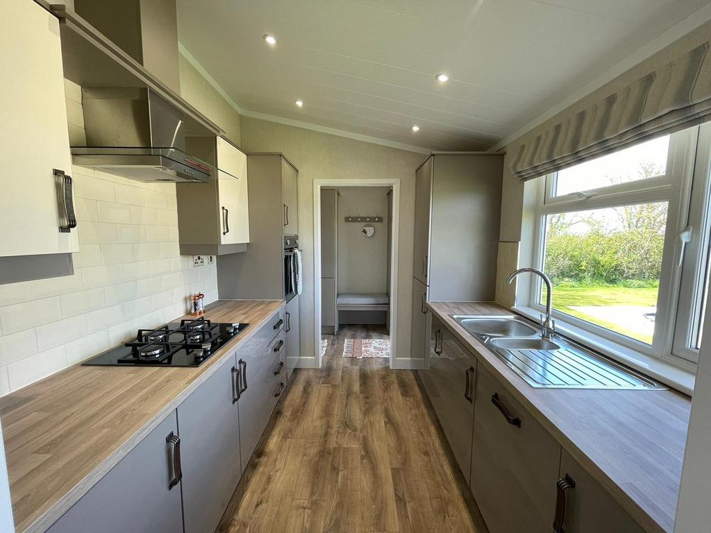 Kettering, Northamptonshire, NN14 2 bed park home for sale £225,000