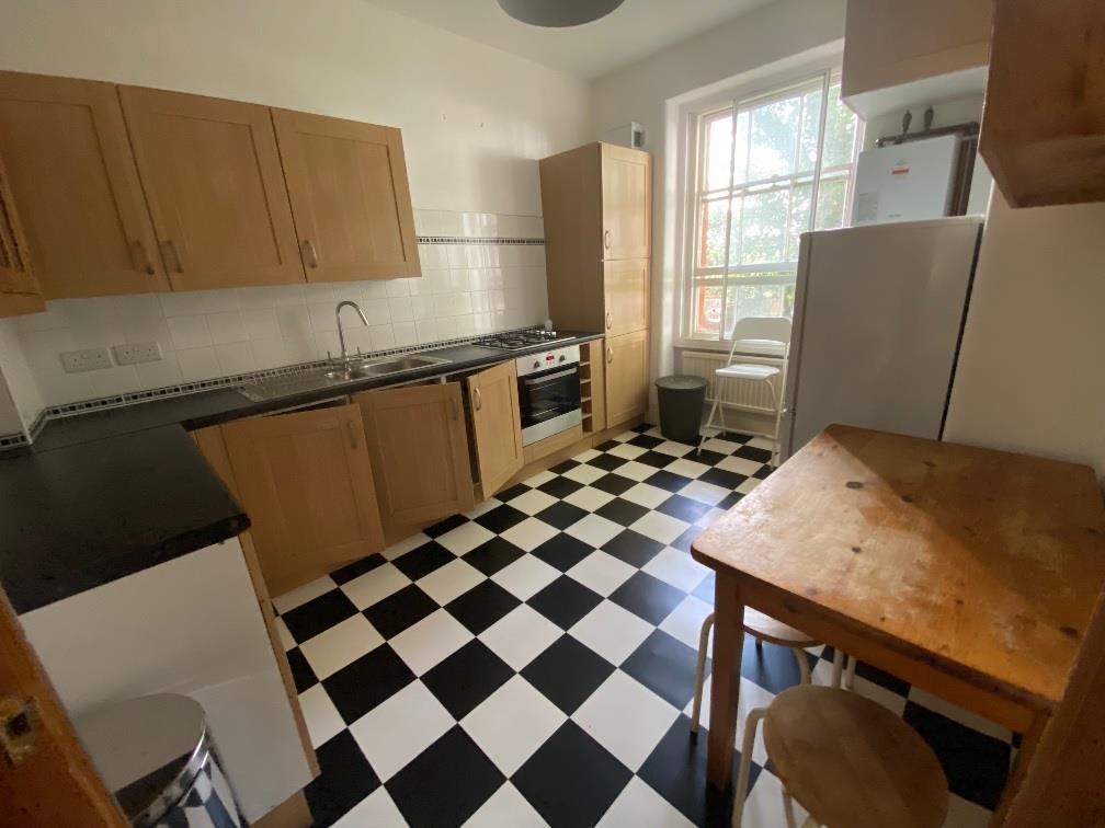 Avonmore Gardens, West Kensington, London, W14 3 bed apartment £3,000