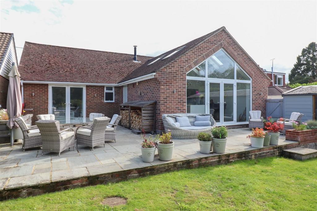 Sunchyme, Parkstone Road, Ropley, Alresford 3 bed detached bungalow for