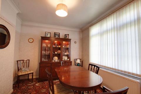 40 Homeway, Romford, RM3 0HD
