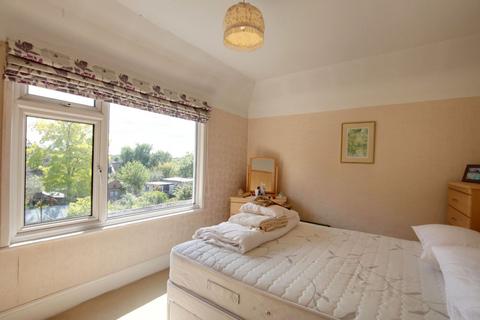 40 Homeway, Romford, RM3 0HD